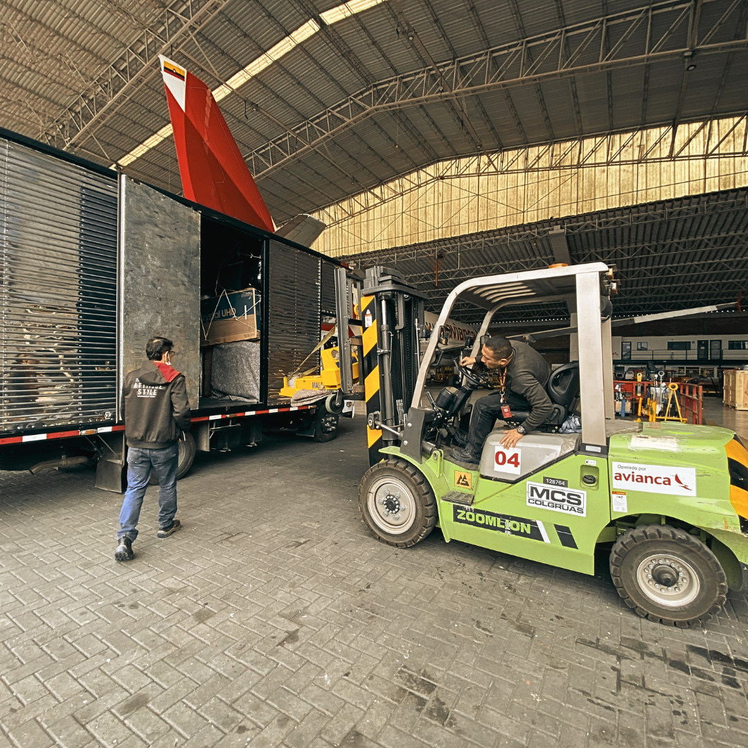 grupologistico-bodegaje-camion-montacarga